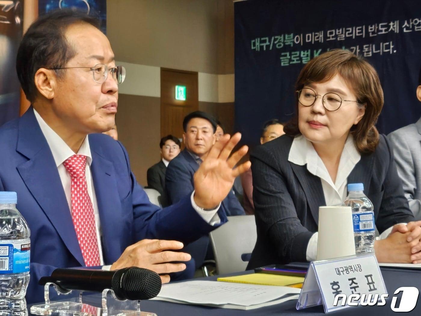 본문 이미지 - 홍준표 대구시장과 양금희 국민의힘 의원이 지난달 26일 대구 북구 산격동 엑스코에서 열린 '미래 모빌리티를 위한 시스템 반도체-파이밸리 프로젝트' 행사에 참석해 이야기를 나누고 있다. 2023.9.26/뉴스1 ⓒ News1 남승렬 기자