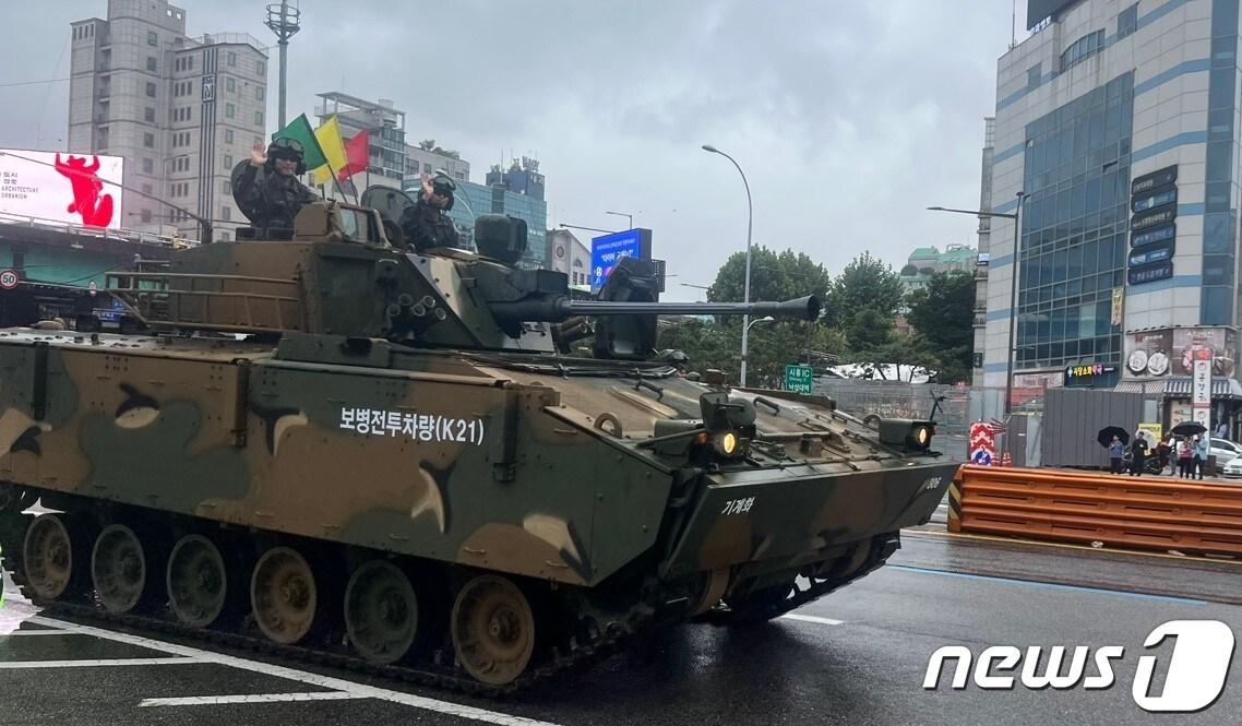 본문 이미지 - 26일 오후 사당역 사거리에서 K21장갑차가 지나가고 있다. 탑승한 군인은 시민들에게 경례와 인사를 건내며 이동하고 있다. ⓒ 뉴스1 임윤지 기자