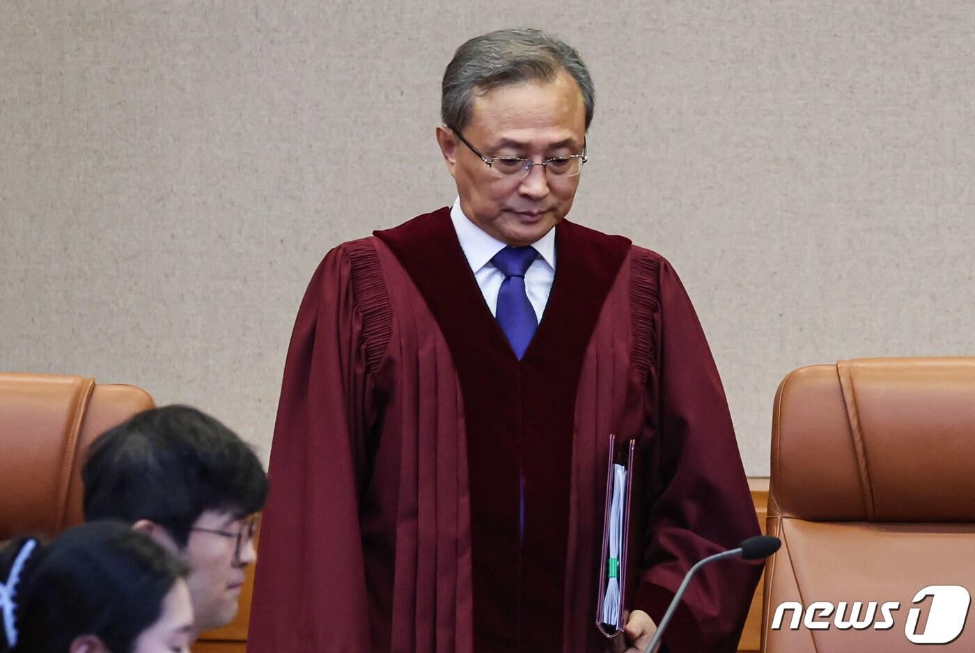 본문 이미지 - 유남석 헌법재판소장이 26일 오후 서울 종로구 재동 헌법재판소 대심판정으로 들어서고 있다. 헌법재판소는 이날 이적단체에 가입하거나 그 활동을 찬양·고무하는 것을 금지하고 이적표현물을 소지·유포할 수 없도록 한 국가보안법 조항 위헌 여부를 선고한다. 2023.9.26/뉴스1 ⓒ News1 김도우 기자