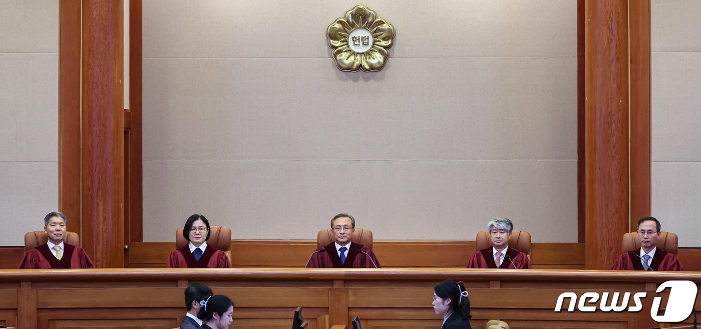 본문 이미지 - 유남석 헌법재판소장과 헌법재판관들이 26일 오후 서울 종로구 재동 헌법재판소 대심판정으로 들어와 자리에 착석해 있다. 헌법재판소는 이날 이적단체에 가입하거나 그 활동을 찬양·고무하는 것을 금지하고 이적표현물을 소지·유포할 수 없도록 한 국가보안법 조항 위헌 여부를 선고한다. 2023.9.26/뉴스1 ⓒ News1 김도우 기자