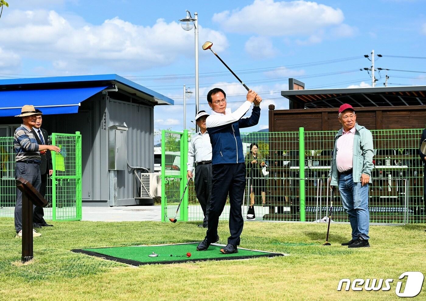 본문 이미지 -  26일 충북 음성군은 지역에서 세 번째로 금왕 파크골프장을 개장했다고 밝혔다. 사진은 조병옥 군수의 시타 모습.(음성군 제공)2023.9.26/뉴스1