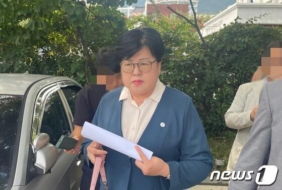 본문 이미지 - 김미나 경남 창원시의원이 19일 창원지법 마산지원에서 열린 자신의 모욕 혐의 재판 후 법원을 나서고 있다.2023.9.19/뉴스1 강정태 기자