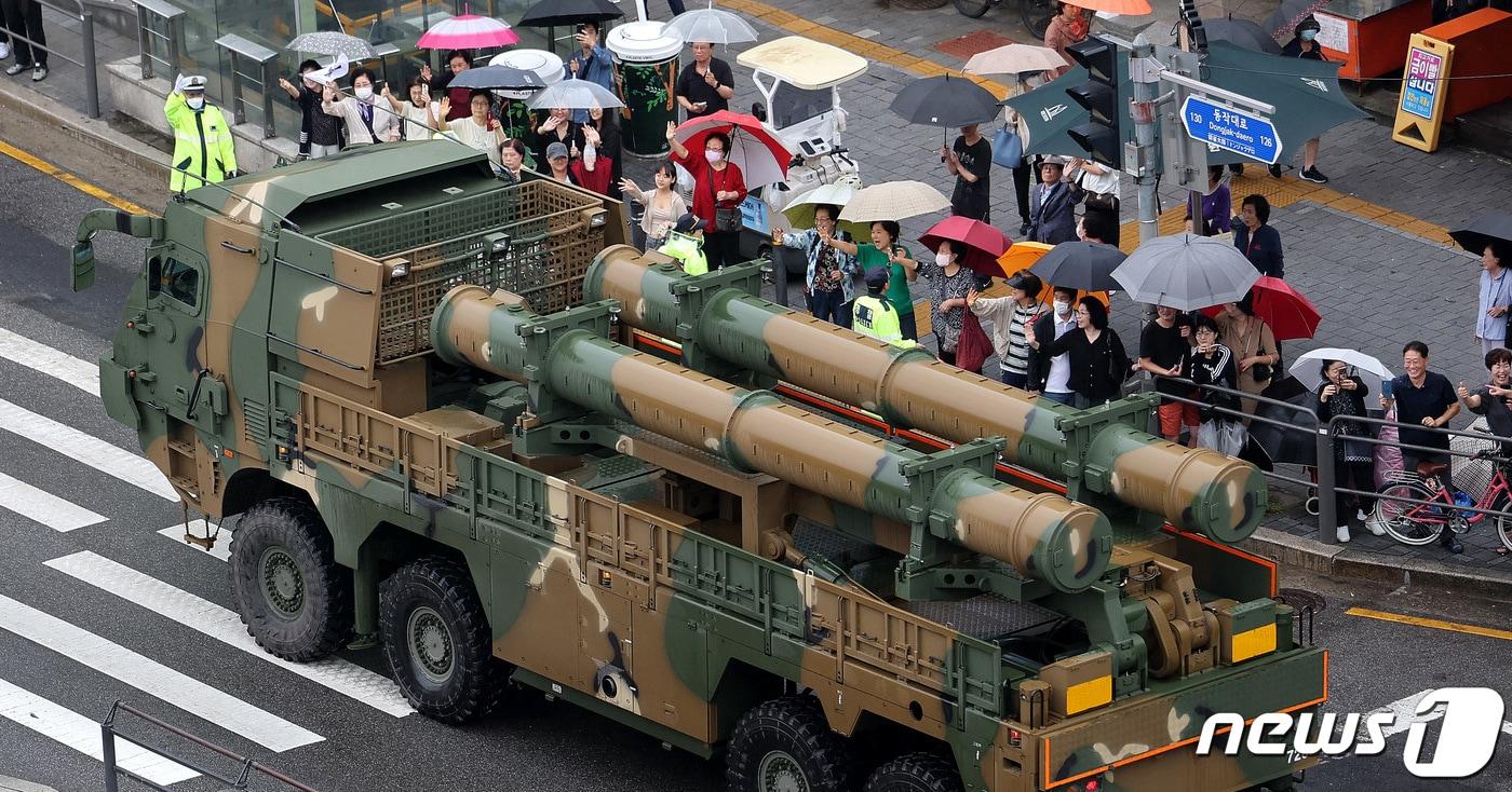 건군 75주년 국군의 날 기념식이 진행된 가운데 26일 오후 서울 동작대로에서 고위력 탄도미사일 '현무'의 실물이 공개되고 있다. 2023.9.26/뉴스1 ⓒ News1 박지혜 기자