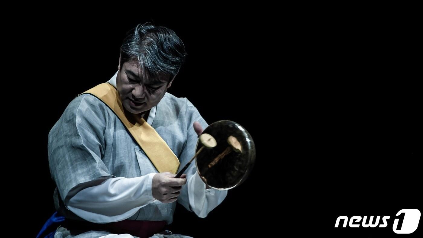  30일 사물놀이 몰개가 임진왜란 때 조웅 장군의 백기풍물을 재현해 눈길을 끌고 있다. 사진은 이영광 사물놀이 몰개 대표.(독자 제공)2023.9.30/뉴스1