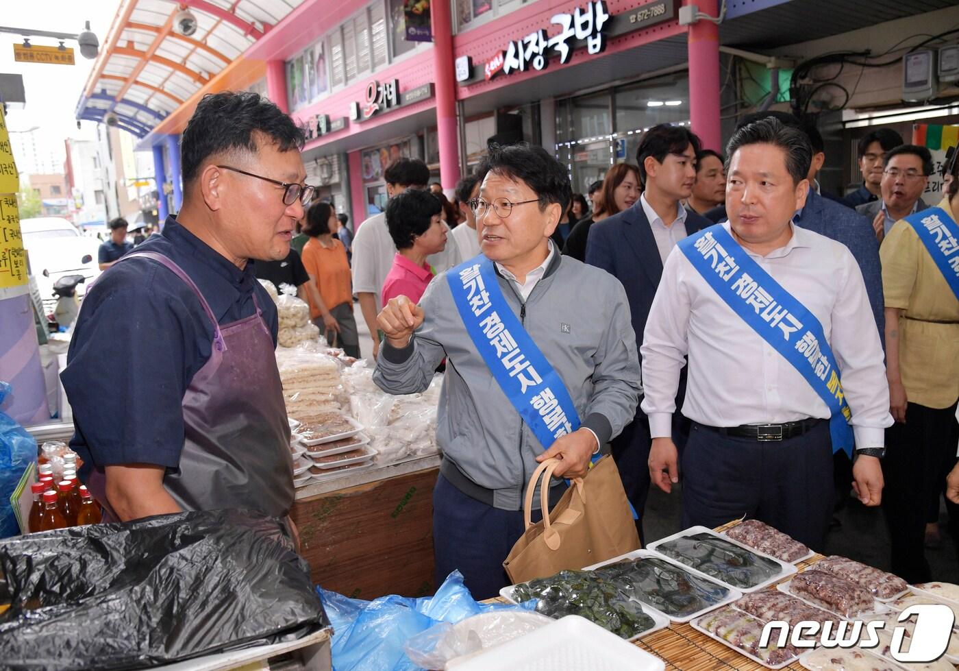 본문 이미지 - 강기정 광주시장이 추석 명절을 앞둔 26일 남구 봉선시장을 방문해 김병내 남구청장 등과 제수용품을 구매하며 상인들을 격려하고 있다.(광주시 제공)2023.9.26/뉴스1