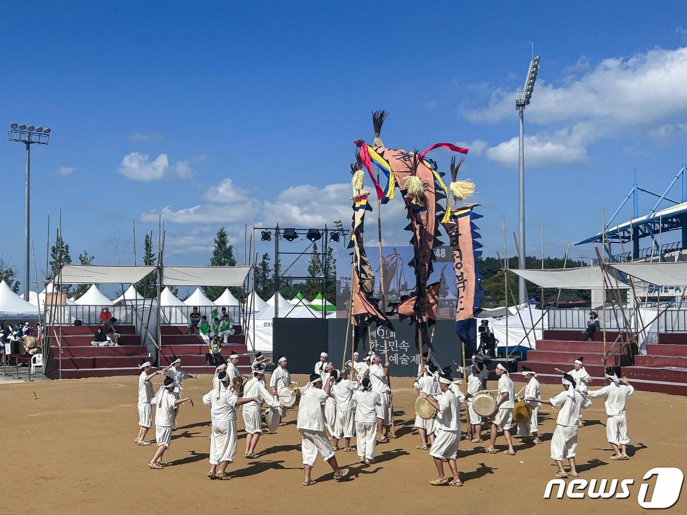본문 이미지 - 충북 괴산 오성중학교가 64회 한국민속예술제에서 '목도백중놀이'를 선보이고 있다.(괴산군 제공)/뉴스1