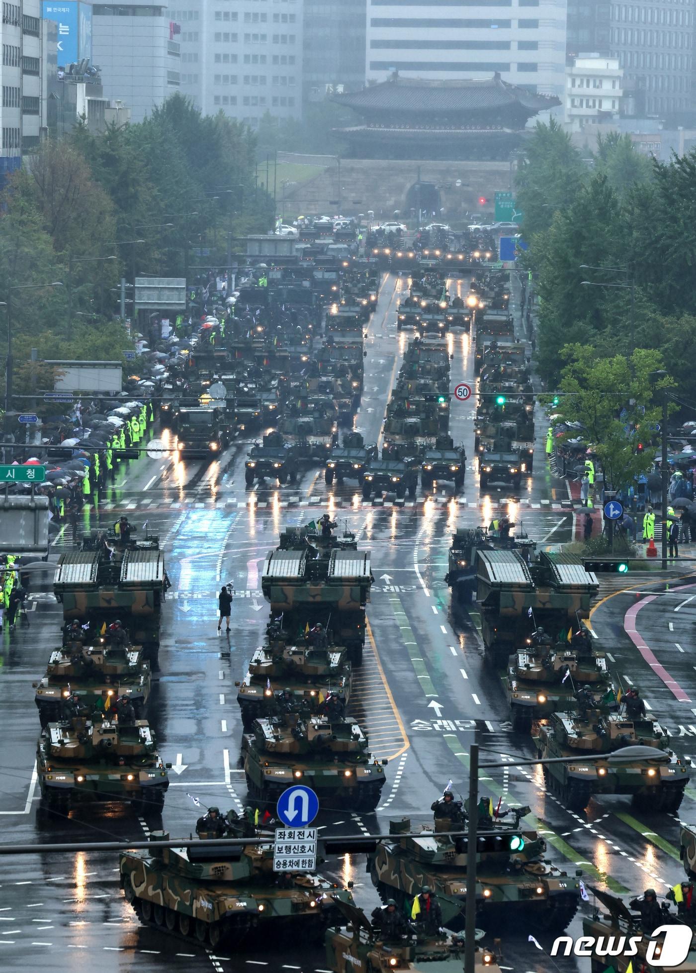 본문 이미지 - 지난해 9월 26일 오후 서울 세종대로 일대에서 진행된 건군 75주년 국군의날 기념 시가행진. 2023.9.26/뉴스1 ⓒ News1 구윤성 기자