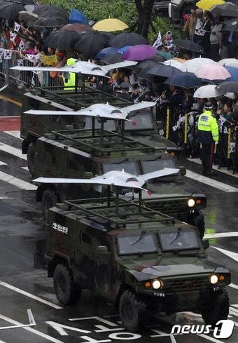 본문 이미지 - 지난 9월26일 건군 75주년 국군의 날 기념 시가행진을 통해 공개된 '스텔스 형상 소형 드론'. 2023.9.26/뉴스1 ⓒ News1 사진공동취재단