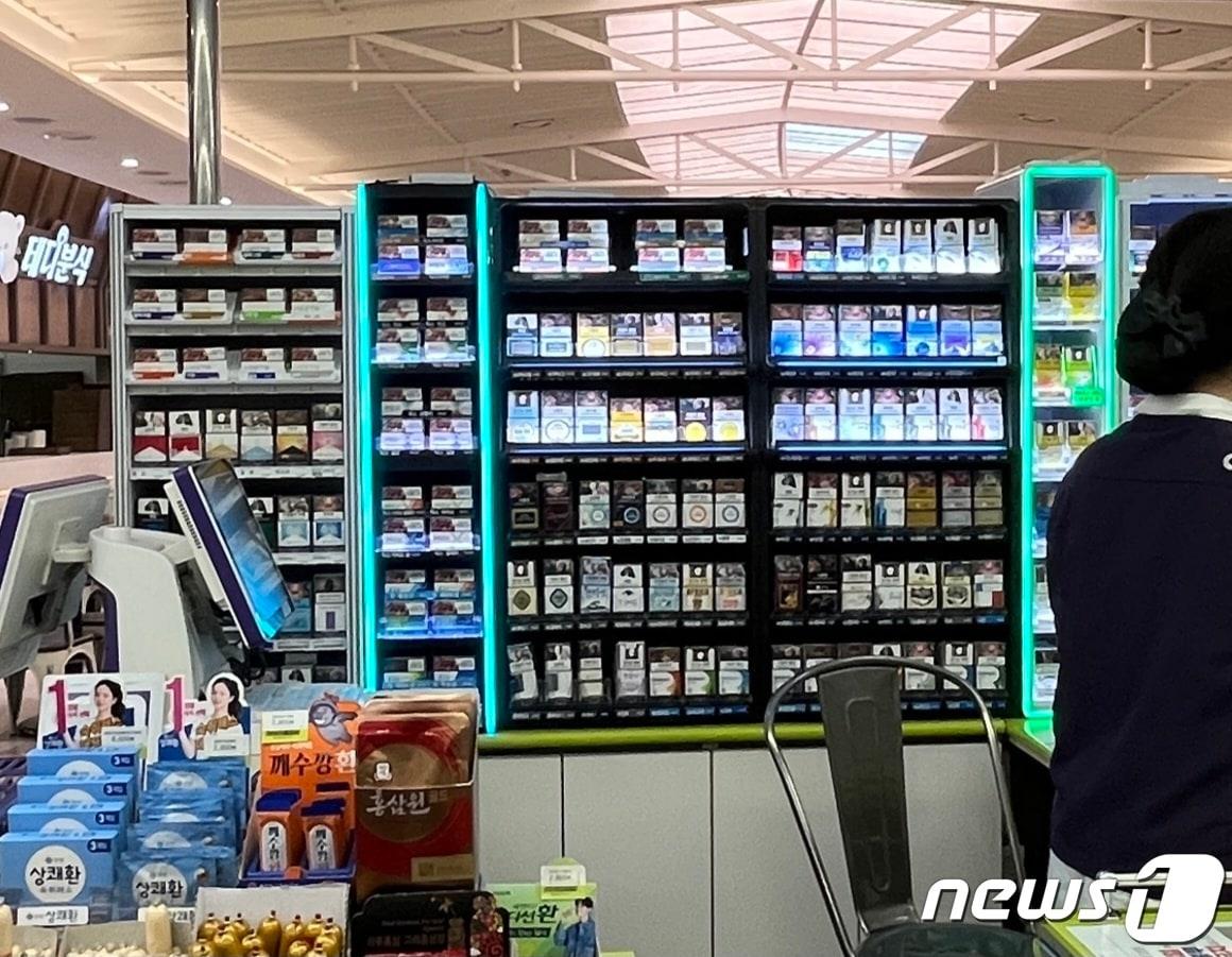 본문 이미지 - 한 고속도로 휴게소 편의점에서 다양한 외국 브랜드 담배가 판매되고 있다. @이주현 기자