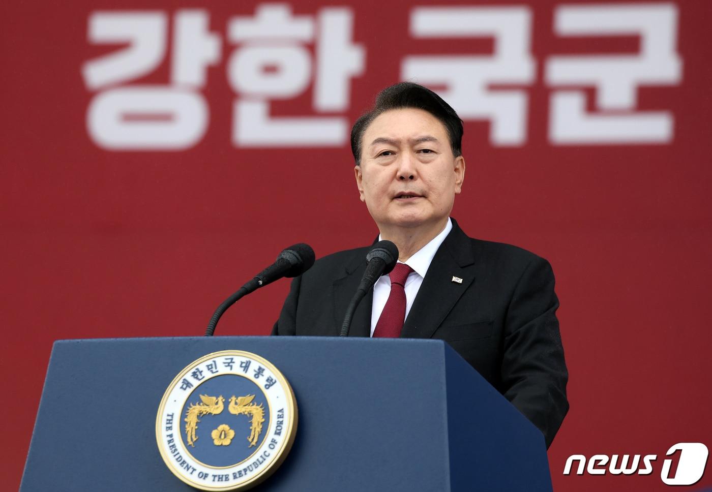 본문 이미지 - 윤석열 대통령이 지난해 9월 26일 경기 성남시 서울공항에서 열린 건군 제75주년 국군의 날 기념식에서 기념사를 하고 있다. (대통령실 제공) 2023.9.26/뉴스1 ⓒ News1 오대일 기자