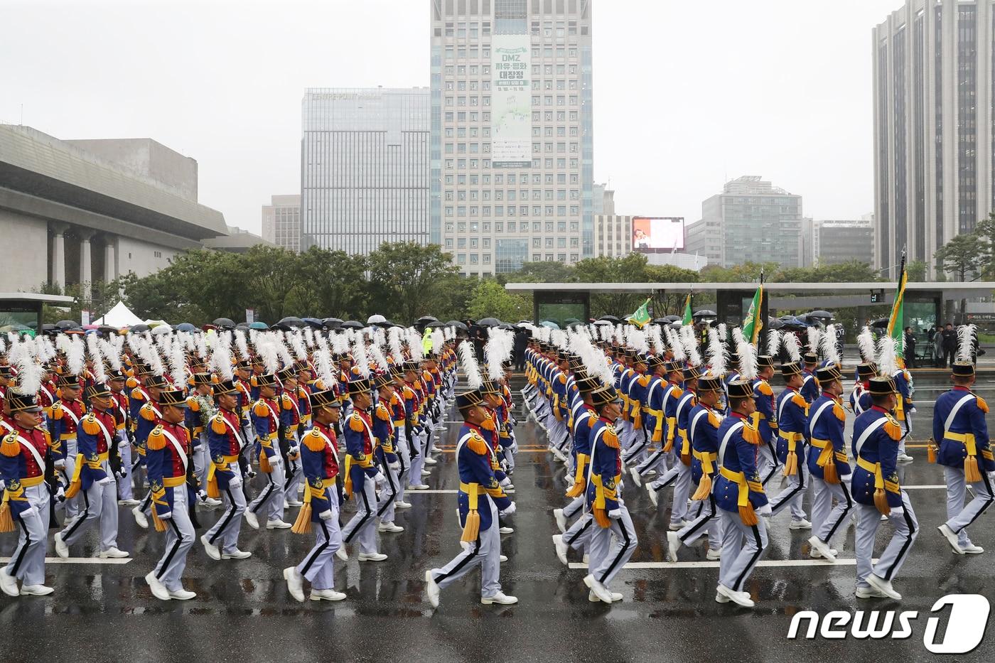 본문 이미지 - 26일 오후 서울 세종대로 일대에서 열린 '건군 75주년 국군의날 시가행진'에서 도보부대가 행진하고 있다. 2023.9.26/뉴스1 ⓒ News1 이승배 기자
