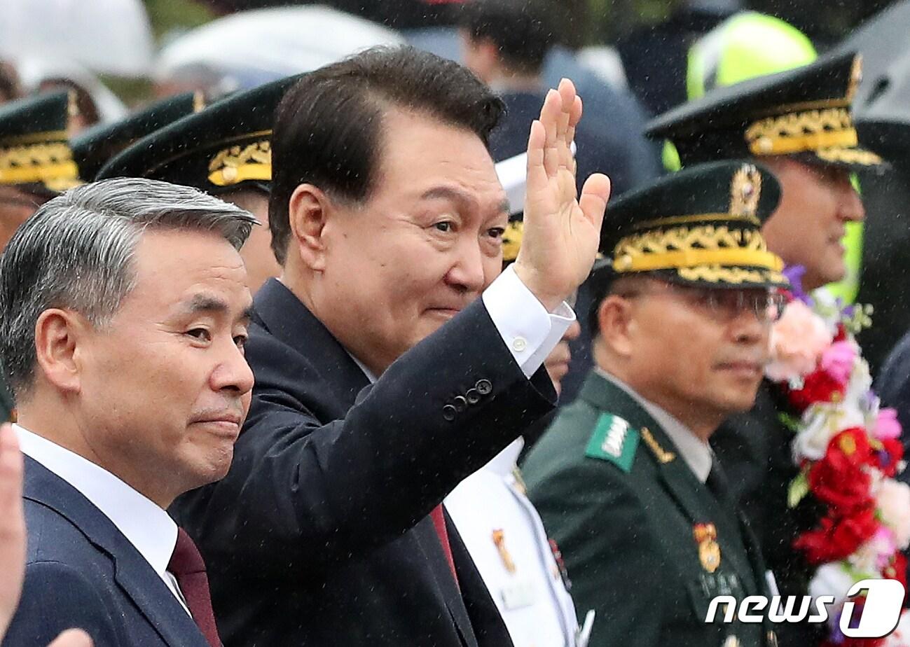 본문 이미지 - 윤석열 대통령이 26일 오후 서울 세종대로 일대에서 열린 '건국 75주년 국군의날 시가행진'에 참석해 국군 장병들과 함께 발걸음을 옮기고 있다. 2023.9.26/뉴스1 ⓒ News1 이승배 기자