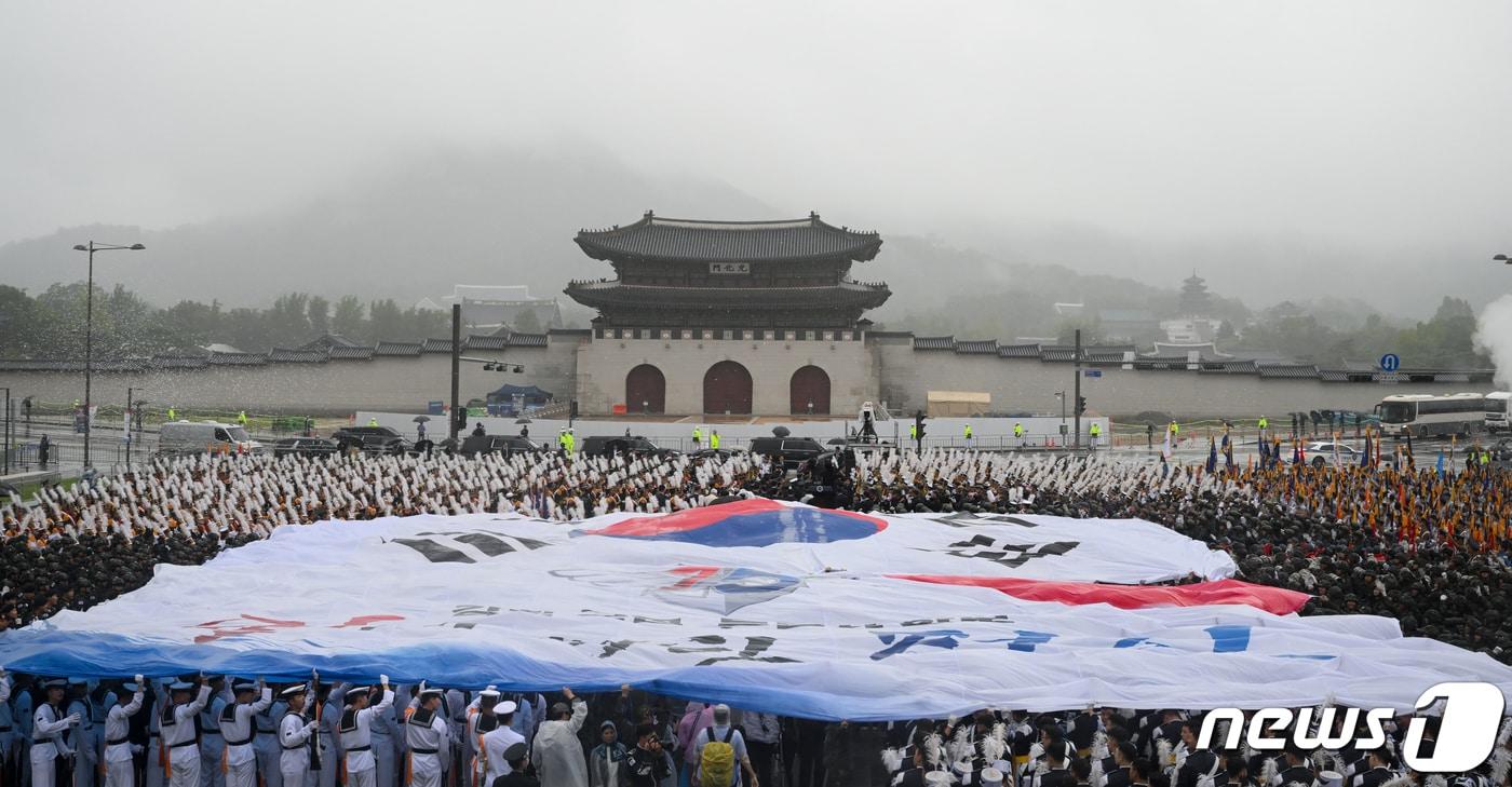 본문 이미지 - 지난달 26일 오후 서울 세종대로 일대에서 열린 건군 75주년 국군의날 시가행진에서 대형 태극기가 펼쳐지고 있다. (대통령실 제공) /뉴스1 ⓒ News1 오대일 기자