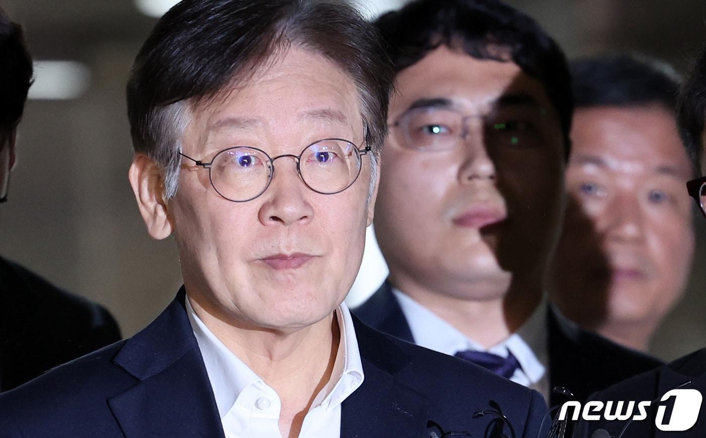 이재명 더불어민주당 대표가 26일 서울 서초구 중앙지방법원에서 백현동 개발 특혜 및 쌍방울 대북송금 의혹 관련 영장실질심사에 출석해 조사를 마친 후 법정을 나서고 있다. 2023.9.26/뉴스1 ⓒ News1 김성진 기자