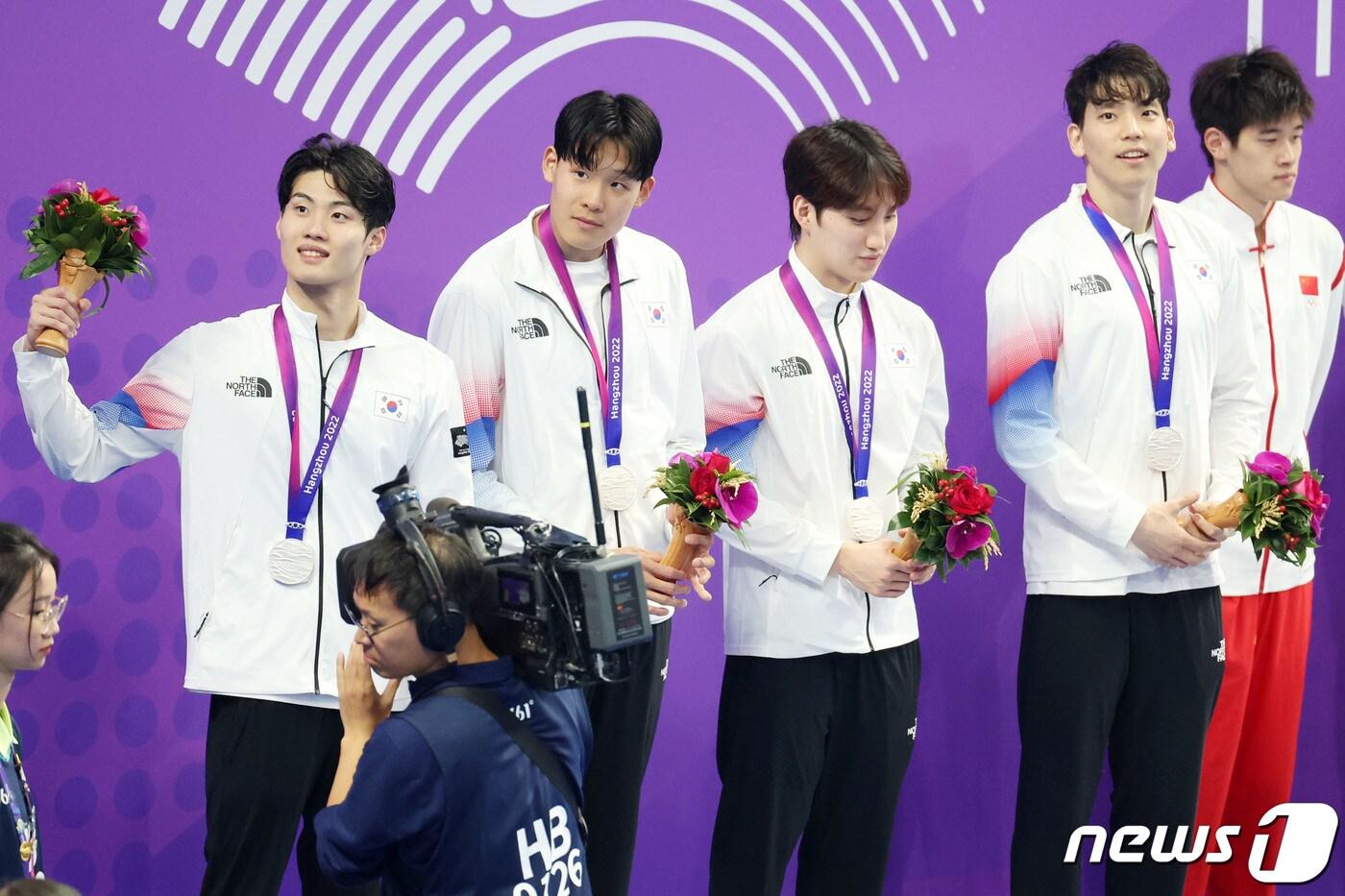 26일 오후 중국 항저우 올림픽 스포츠센터 수영장에서 열린 2022 항저우 아시안게임 남자 400ｍ 혼계영 결승전에서 2위를 차지한 대한민국 황선우(왼쪽부터)와 김영범, 최동열, 이주호가 시상대에 올라 은메달을 목에 걸고 있다. 2023.9.26/뉴스1 ⓒ News1 민경석 기자