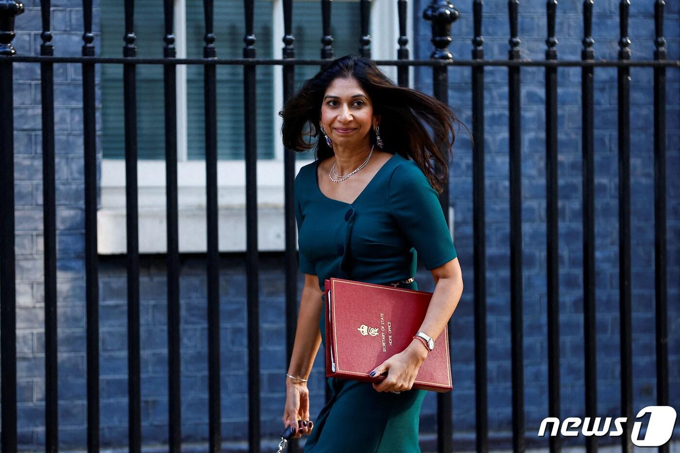 본문 이미지 - 수엘라 브레이버만 영국 내무장관이 지난 5일(현지시간) 런던 다우닝가를 걸어가고 있다. 2023.9.5. ⓒ 로이터=뉴스1 ⓒ News1 김성식 기자
