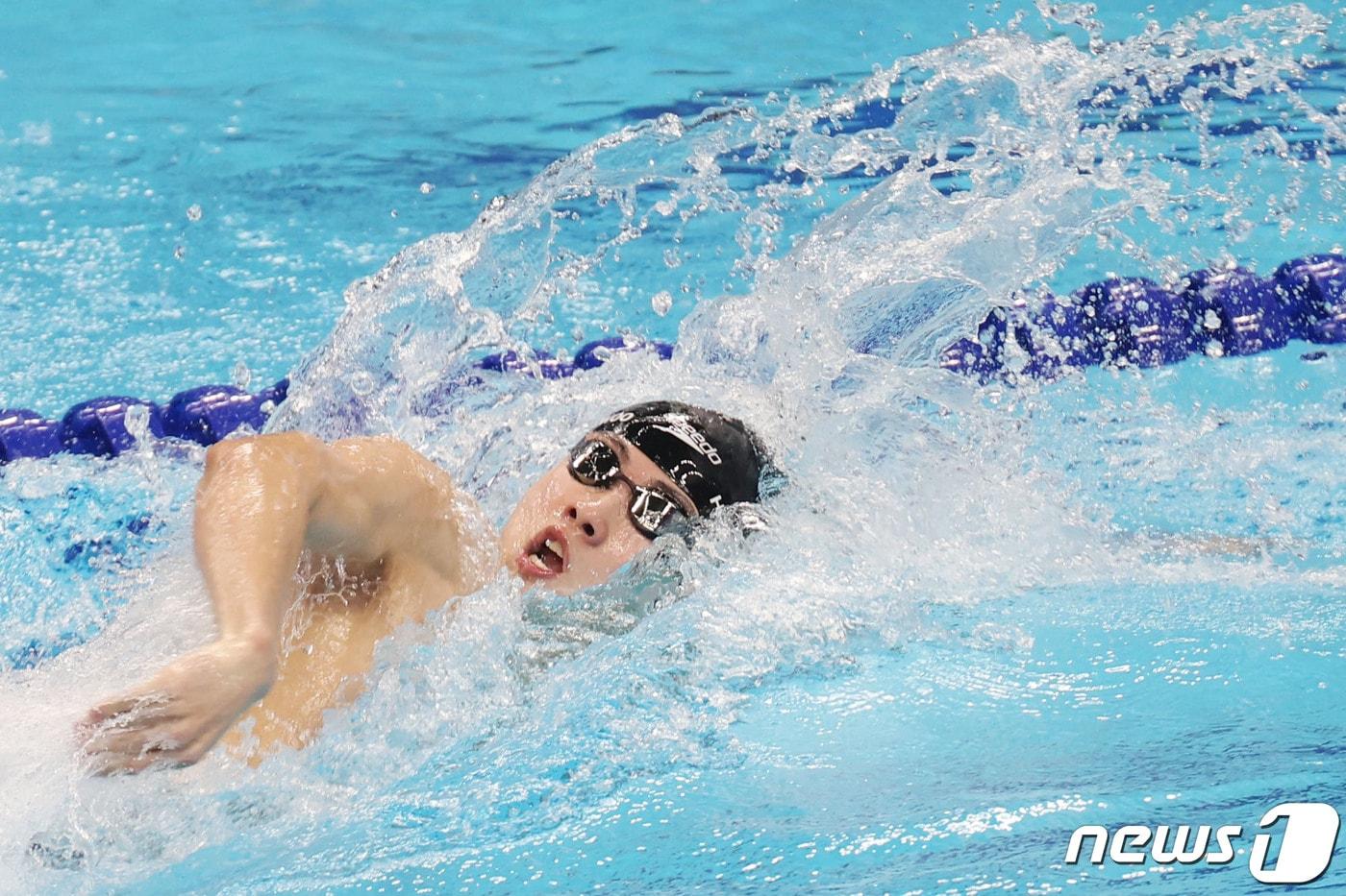 26일 오후 중국 항저우 올림픽 스포츠센터 수영장에서 열린 2022 항저우 아시안게임 남자 400ｍ 혼계영 결승전에서 대한민국 황선우가 역영하고 있다. 대한민국 남자 400ｍ 혼계영 대표팀은 이날 2위를 차지해 은메달을 목에 걸었다. 2023.9.27/뉴스1 ⓒ News1 민경석 기자