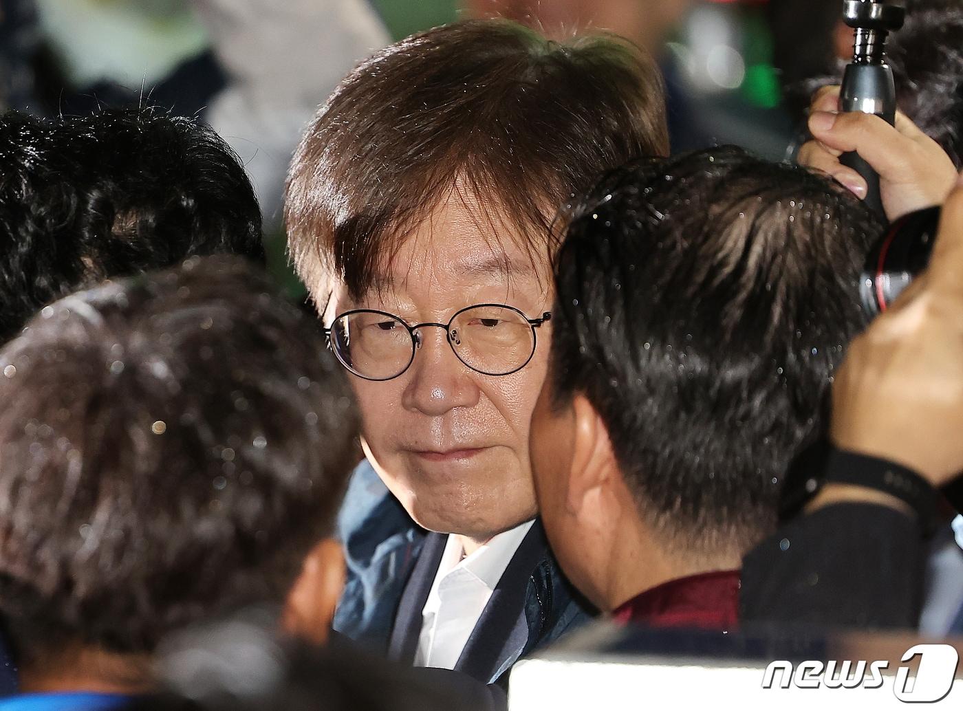 본문 이미지 - 이재명 더불어민주당 대표가 27일 새벽 구속영장이 기각된 후 경기도 의왕시 서울구치소를 나서며 당 지도부와 인사를 나누고 있다. . 2023.9.27/뉴스1 ⓒ News1 김진환 기자