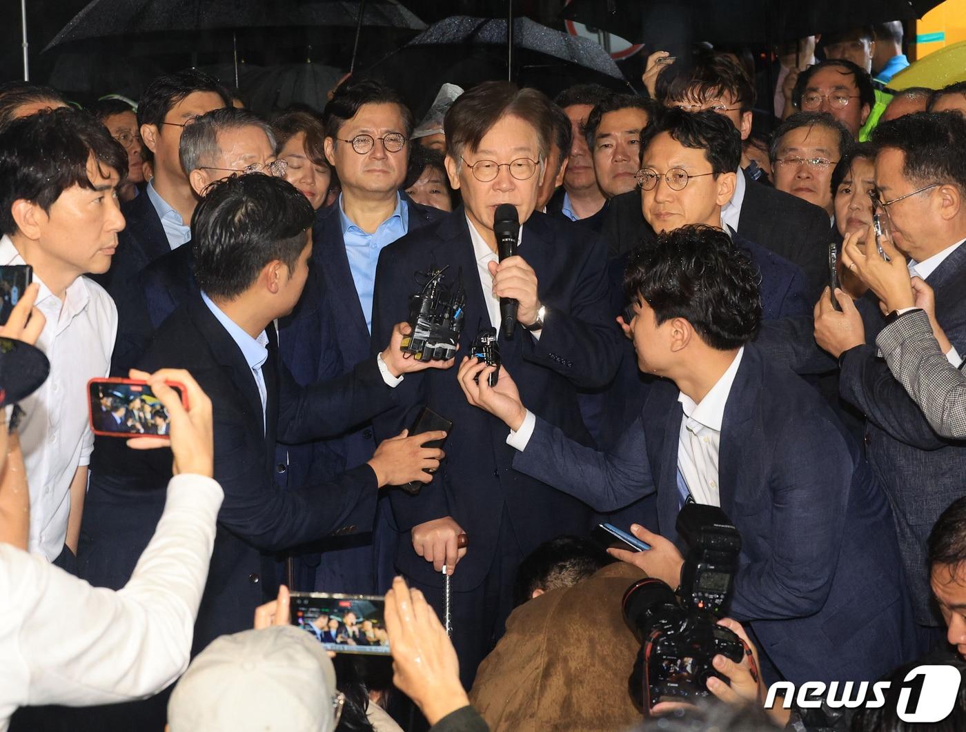 본문 이미지 - 서울중앙지법이 27일 더불어민주당 이재명 대표에 대한 구속 전 피의자 심문 뒤 검찰이 청구한 구속영장을 기각했다. 더불어민주당 이재명 대표가 27일 경기 의왕 서울구치소 앞에서 입장을 밝히고 있다. (공동취재) 2023.9.27/뉴스1 ⓒ News1 김진환 기자