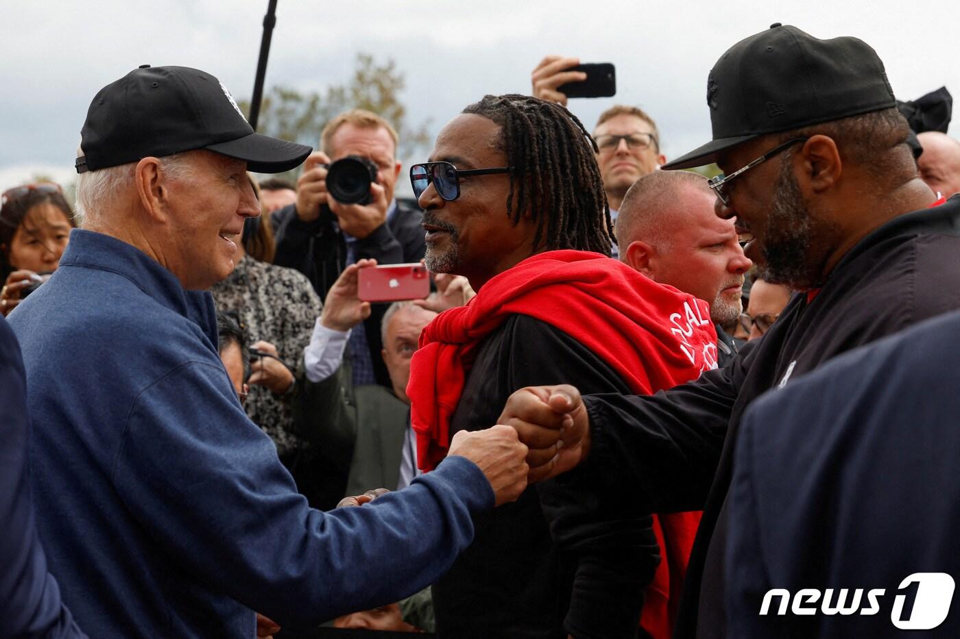 26일(현지시간) 조 바이든 미국 대통령이 미시간주 벨빌에 있는 제너럴모터스(GM) 윌로우런 물류센터 앞에서 열린 전미자동차노동자협회(UAW) 집회에서 조합원과 주먹인사를 나누고 있다. 2023.9.27. ⓒ 로이터=뉴스1