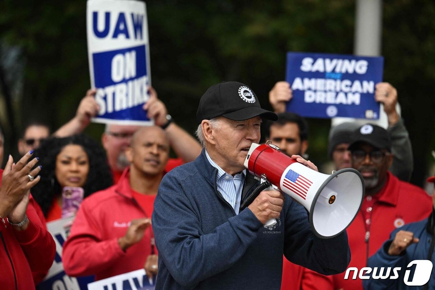 26일(현지시간) 조 바이든 미국 대통령이 미시간주 벨빌에 있는 제너럴모터스(GM) 물류센터 앞에서 열린 전미자동차노동자협회(UAW) 집회에 직접 참석해 파업을 찬성하는 발언을 하고 있다. 2023.9.27. ⓒ AFP=뉴스1 ⓒ News1 김기성 기자
