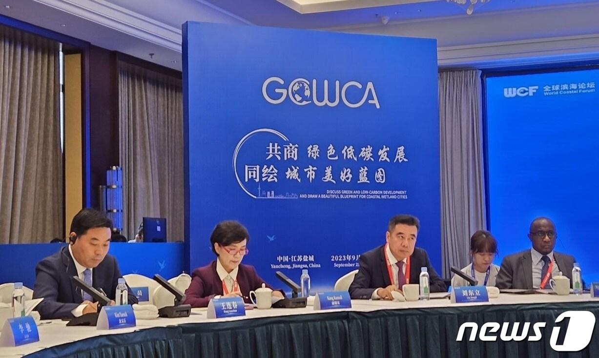 본문 이미지 - 강금실 경기도 기후대사가 25일부터 27일까지 중국 장쑤성 옌청시에서 열린 세계연안포럼에 참석해 경기도가 추진하는 ‘경기 RE100’ 정책을 소개하며 지방정부의 역할을 강조했다.&#40;경기도 제공&#41;