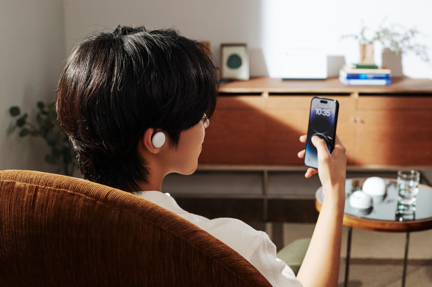 모델이 LG전자 &#39;브리즈&#40;brid.zzz&#41;&#39;를 착용한 모습 &#40;LG전자 제공&#41;