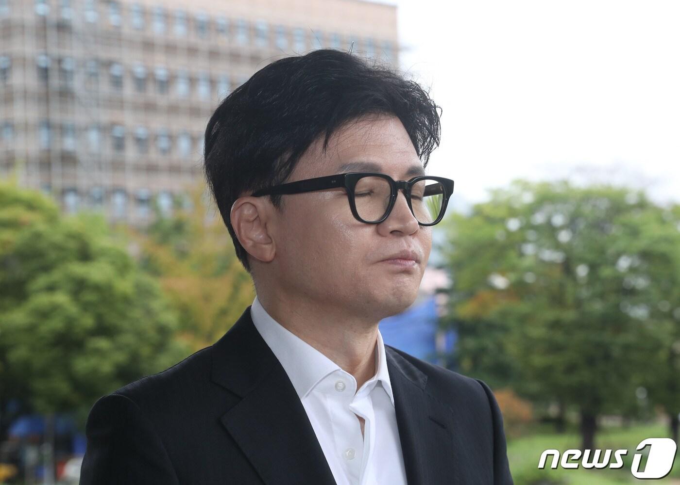 본문 이미지 - 한동훈 법무부 장관이 27일 오전 경기 과천시 정부과천종합청사 내 법무부로 출근하며 취재진의 질문에 답하고 있다. 2023.9.27/뉴스1 ⓒ News1 김영운 기자