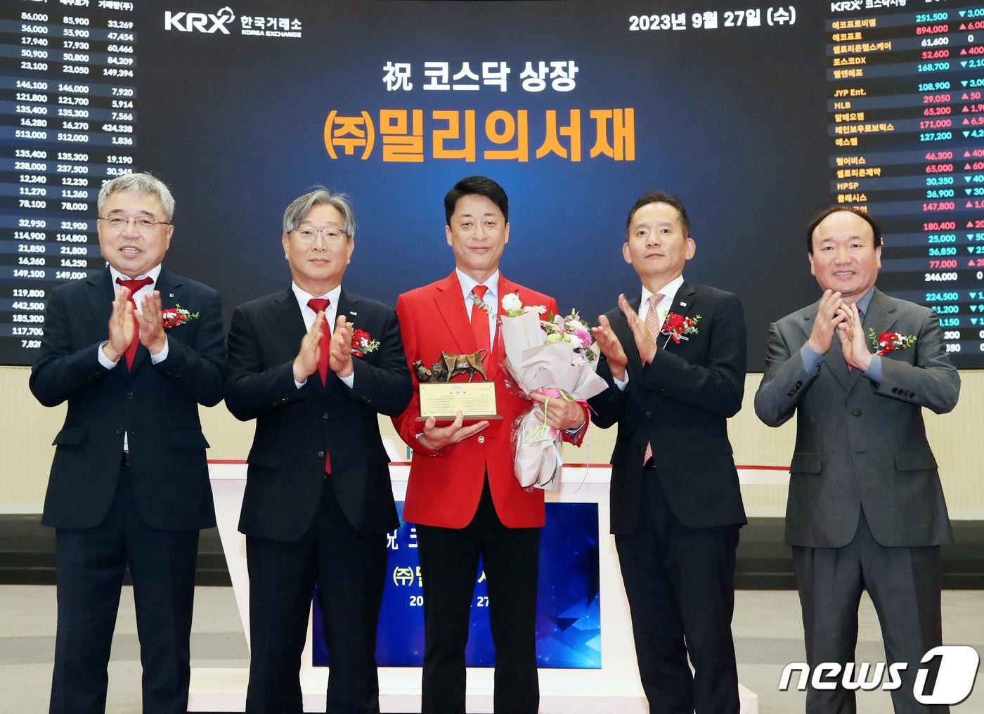 본문 이미지 - 27일 오전 서울 영등포구 한국거래소에서 열린 밀리의서재 코스닥시장 상장기념식에서 상장기념패 전달 후 채남기 한국IR협의회 회장(왼쪽부터), 홍순욱 한국거래소 코스닥시장본부장, 서영택 밀리의서재 대표이사, 강성범 미래에셋증권 부사장, 강왕락 코스닥협회 부회장이 기념촬영을 하고 있다. (한국거래소 제공) 2023.9.27/뉴스1