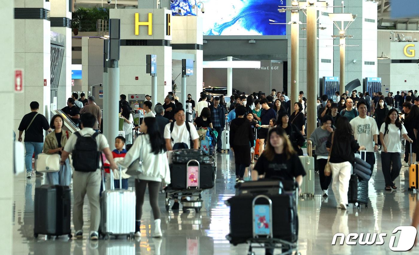 추석 연휴를 하루 앞둔 27일 오전 인천국제공항 제1여객터미널 출국장이 이용객들로 북적이고 있다.  2023.9.27/뉴스1 ⓒ News1 구윤성 기자