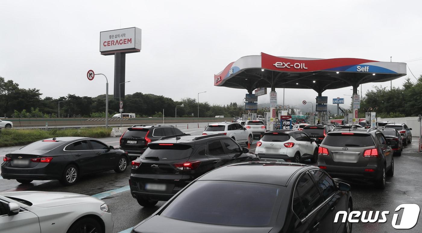 본문 이미지 - 서울 서초구 서울만남의광장 휴게소 주유소.ⓒ 뉴스1 이승배 기자