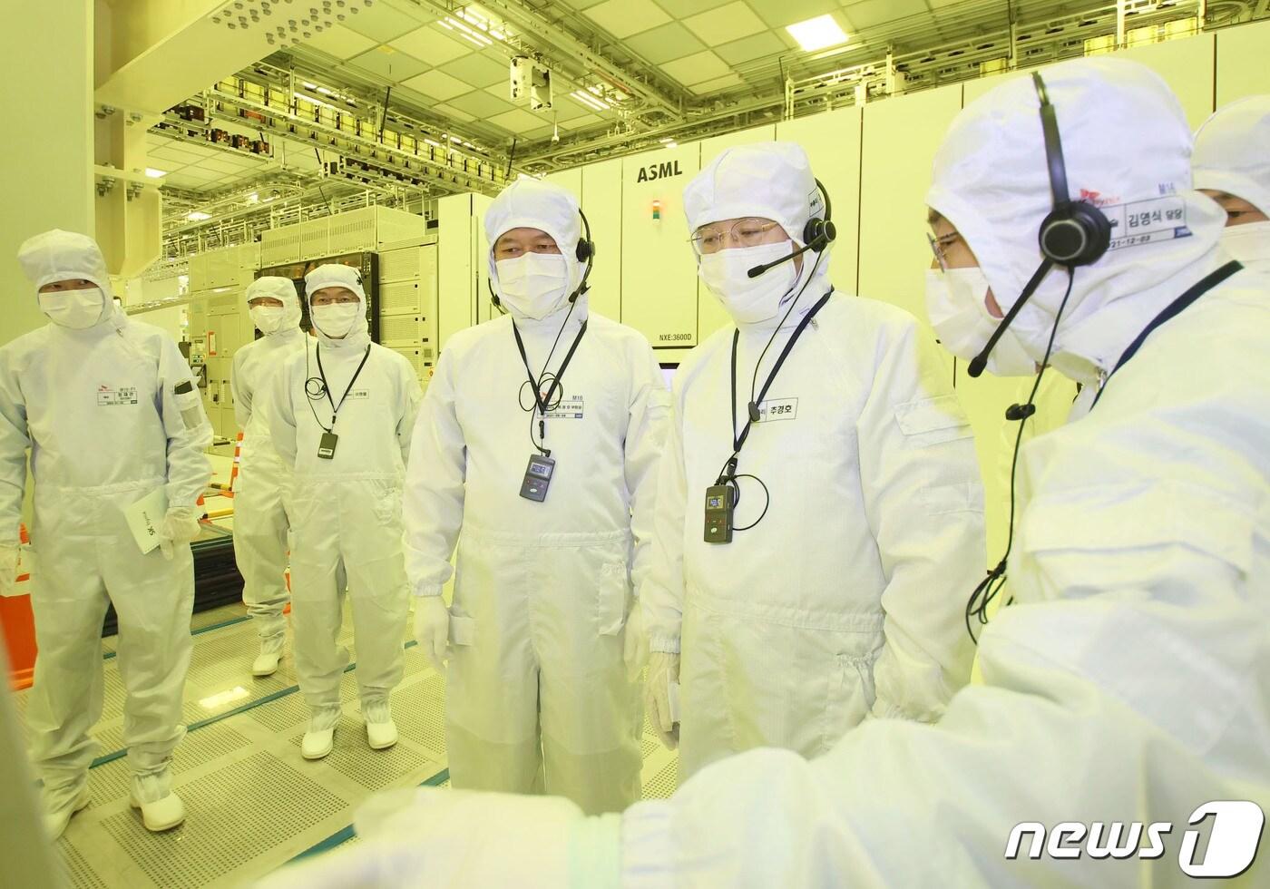 추경호 경제부총리 겸 기획재정부 장관이 27일 경기도 이천 SK하이닉스 이천사업장에서 반도체 생산 현장을 둘러보며 관계자의 설명을 듣고 있다. (기획재정부 제공) 2023.9.27/뉴스1