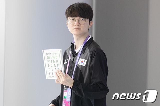 본문 이미지 - 페이커(이상혁·27)의 손에 들릴 '생각한다는 착각'. 페이커는 27일 오전 리그오브레전드(LoL·롤) 경기가 끝난 직후 믹스트존을 지나가며 취재진과 간단하게 인터뷰를 나눴다. 2023.9.27/ⓒ공동취재단