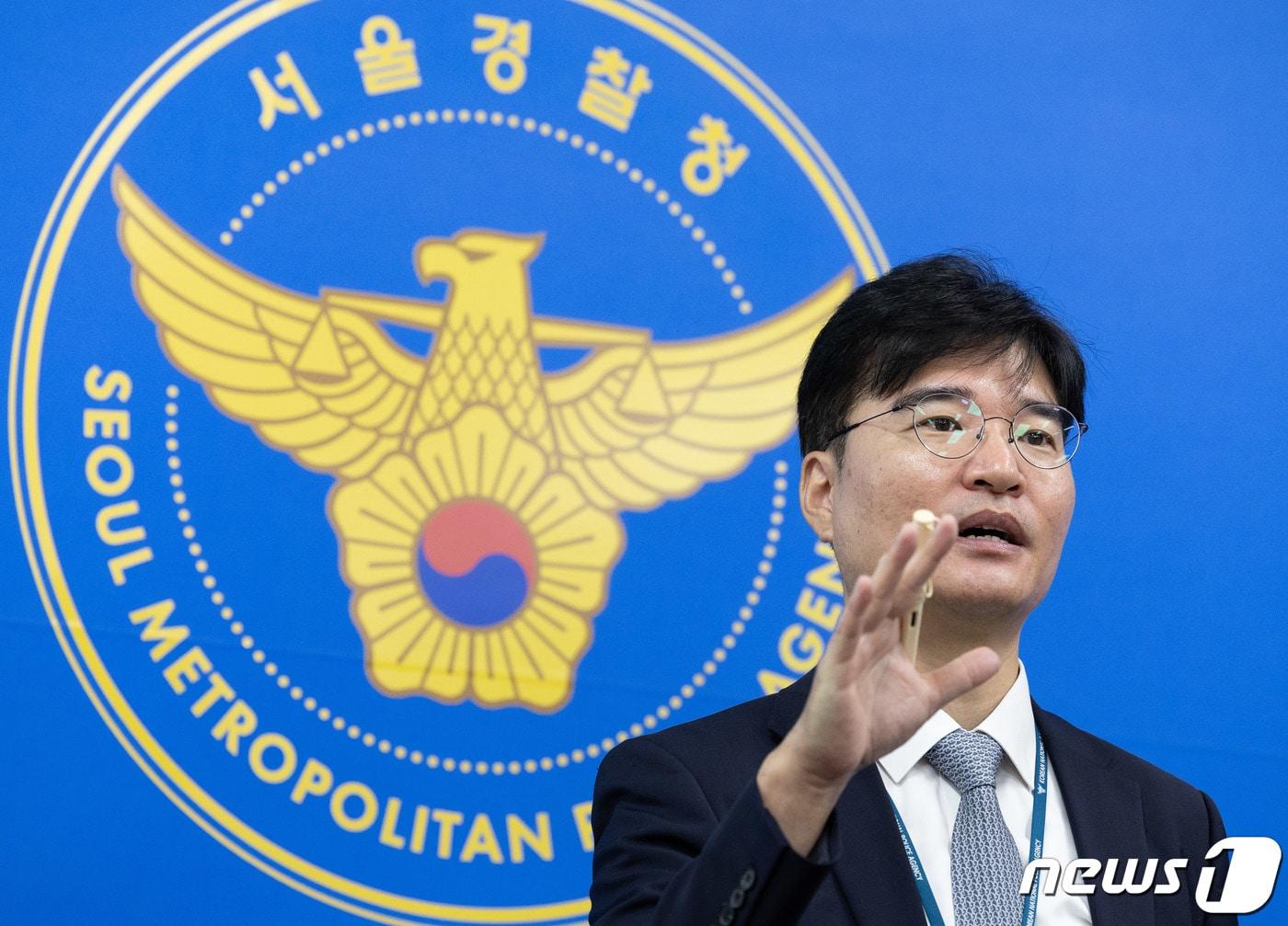 본문 이미지 - 배은철 서울경찰청 광역수사단 강력범죄수사대 강력범죄수사1 계장이 27일 오전 서울 마포구 서울경찰청 반부패공공범죄수사대에서 갤러리 대표 상대 미술품을 강취한 투자사 대표와 폭력배 일당 검거 관련 브리핑을 하고 있다. A씨 등 일당은 지난달 1·2일 서울 서초구에 있는 A씨 운영 투자사 빌딩 등에서 미술작품 투자금 28억원 회수 명목으로 B갤러리 대표에게서 87억원을 받아내기 위해 피해자를 감금하고 폭행·협박한 혐의를 받는다. 2023.9.27/뉴스1 ⓒ News1 이재명 기자