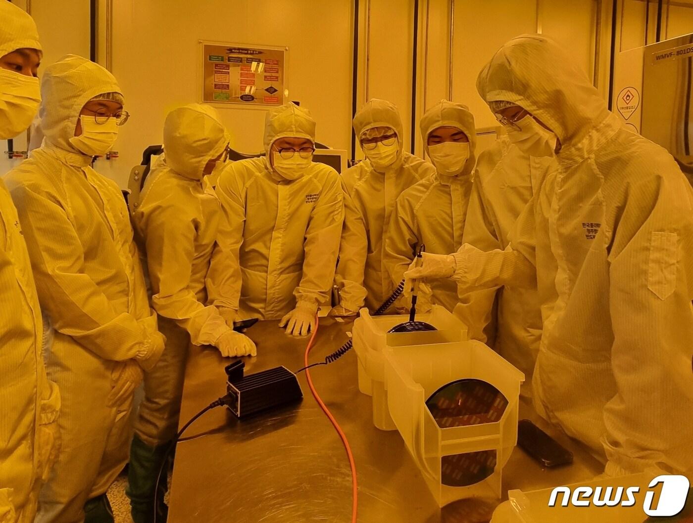 본문 이미지 - 청주공업고등학교&#40;교장 김경희&#41; 반도체전자과 1학년 학생들은 9월 한 달간 한국폴리텍대학 청주캠퍼스 꿈드림공작소를 찾아 현장 실습을 진행했다.&#40;충북교육청 제공&#41;/ 뉴스1