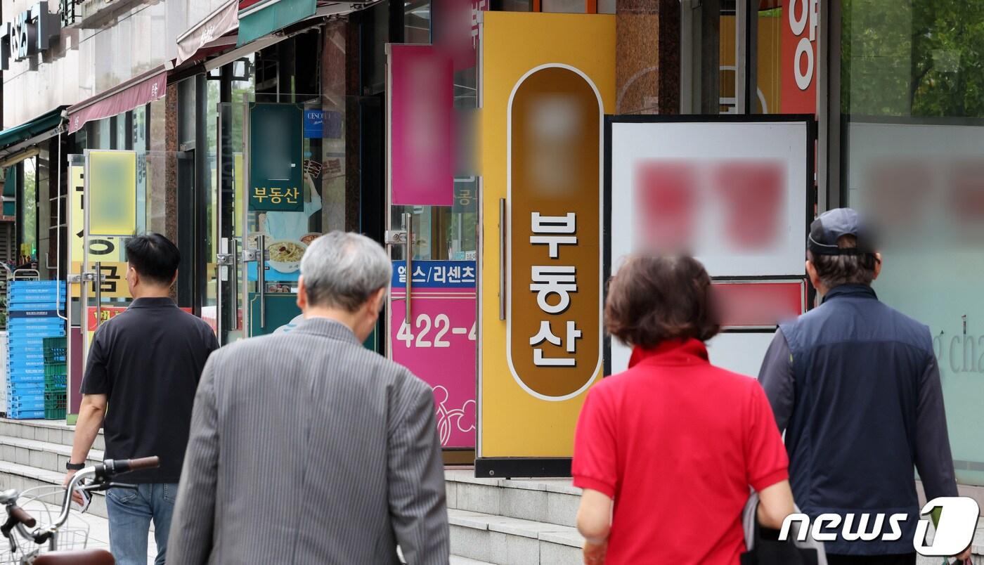 본문 이미지 - 서울 송파구에 위치한 부동산중개업소 밀집 지역. 2023.9.27/뉴스1 ⓒ News1 김성진 기자