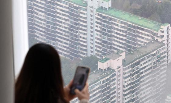 본문 이미지 - 서울 송파구 롯데월드타워 서울스카이에서 내려다본 아파트 단지. 2023.9.27/뉴스1 ⓒ News1 김성진 기자