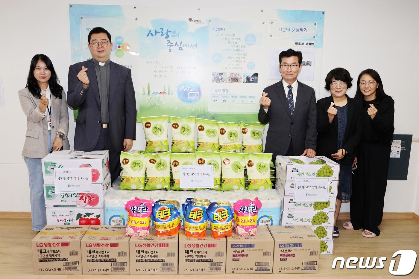 본문 이미지 - 충북도교육청은 추석을 맞아 지난 21일부터 27일까지 5일간 전통시장 장보기와 사회복지시설 위문 행사를 진행했다.(충북교육청 제공)/ 뉴스1