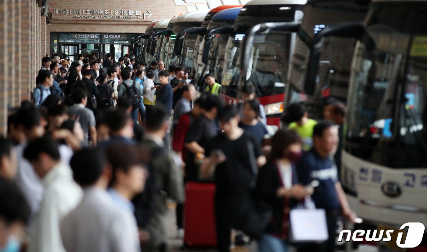 본문 이미지 - 서울고속버스터미널 모습. 2023.9.27/뉴스1 ⓒ News1 이승배 기자