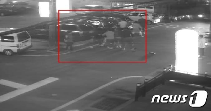 본문 이미지 - 지난 2021년 10월17일 오전 4시7분께 부산 부산진구 서면에서 조직폭력배 '칠성파'와 '신20세기파' 조직원들이 집단 난투극을 벌이고 있다. (부산지검 제공)