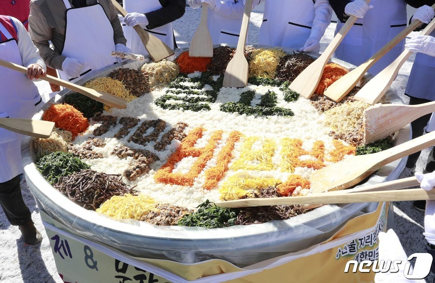 본문 이미지 - 보성군이   '벌교꼬막축제'에서 '2000인분 꼬막 비빔밥 만들기'를 하고 있다(보성군 제공)2023.9.27/