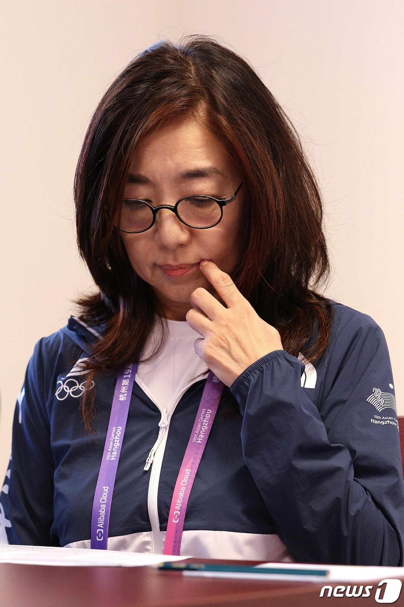 본문 이미지 - 고(故) 정주영 현대그룹 명예회장의 며느리인 김혜영씨가 27일 중국 항저우의 치위안 체스홀에서 열린 2022 항저우 아시안게임 브리지 혼성 싱가포르와의 예선 경기를 준비하고 있다. 2023.9.27/뉴스1 ⓒ News1 신웅수 기자
