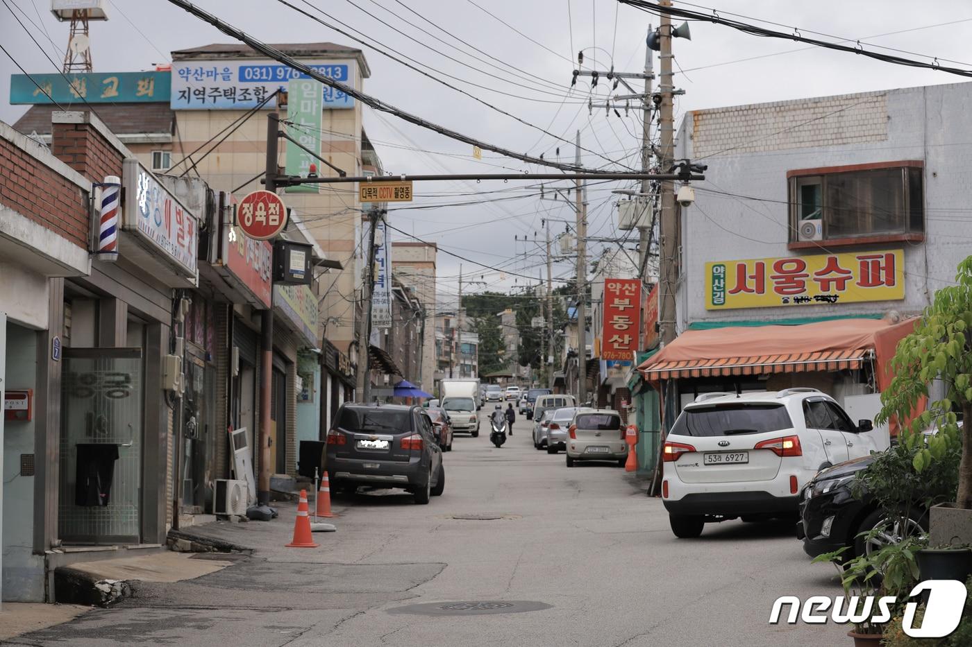 지난 1980년대 군 부사관들이 모여 형성된 고양시 일산동구 약산마을. 마을 초입에서 바라본 중앙 통로. /박대준 기자 