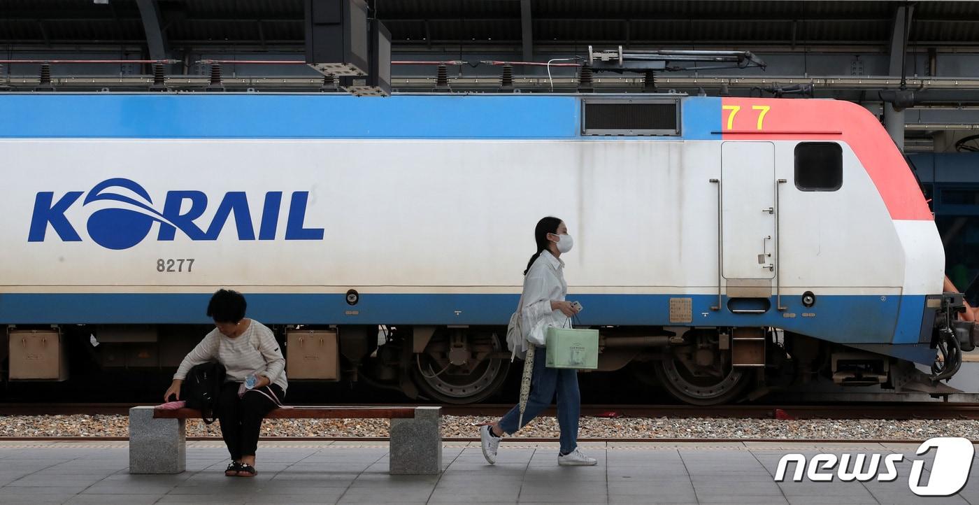  대전역에서  열차 이용객들이 이동하고 있다. 2023.9.27/뉴스1 ⓒ News1 김기태 기자
