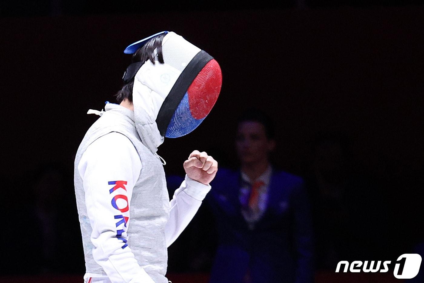 이광현이 27일 중국 항저우 디안즈대학 체육관에서 열린 2022 항저우 아시안게임 펜싱 남자 플뢰레 단체 결승전에서 첸하이웨이를 상대로 득점 후 환호하고 있다. 2023.9.27/뉴스1 ⓒ News1 신웅수 기자