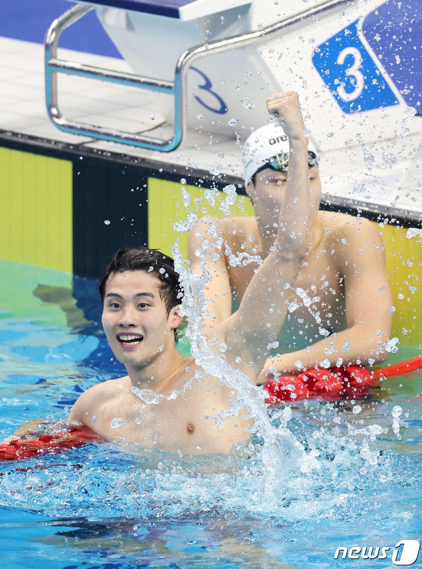 본문 이미지 - 27일 오후 중국 항저우 올림픽 스포츠센터 수영장에서 열린 2022 항저우 아시안게임 남자 자유형 200ｍ 결승에서 대한민국 황선우가 금메달을 확정 지은 뒤 손을 번쩍 들어올리고 있다. 2023.9.27/뉴스1 ⓒ News1 민경석 기자