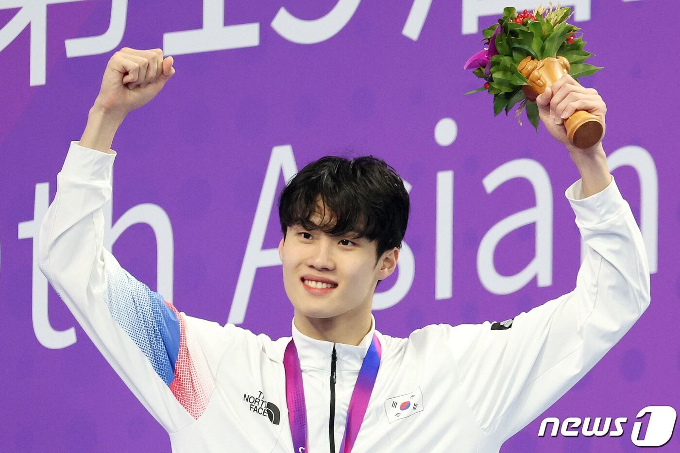본문 이미지 - 27일 오후 중국 항저우 올림픽 스포츠센터 수영장에서 열린 2022 항저우 아시안게임 남자 자유형 200ｍ 시상식에서 금메달을 목에 건 대한민국 황선우가 세리머니를 하고 있다. 2023.9.27/뉴스1 ⓒ News1 민경석 기자