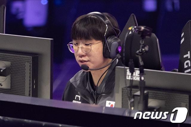 본문 이미지 - 한국 리그 오브 레전드 국가대표 룰러(박재혁·24)가 항저우 e스포츠 경기장에서 중국 팀을 상대하는 모습 2023.9.26/ⓒ공동취재단