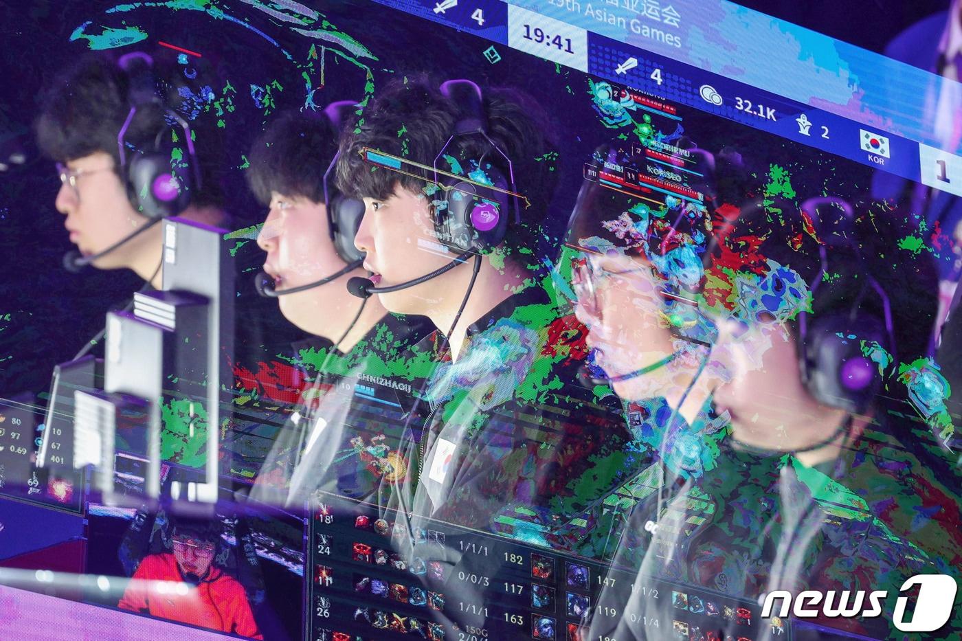 28일 오전 중국 항저우 베이징위안 생태공원 내 e스포츠 주경기장에서 열린 2022 항저우 아시안게임 e스포츠 경기 리그 오브 레전드(LoL) 대한민국과 중국의 준결승전에서 대한민국 쵸비(정지훈) 등 대표팀 선수들이 경기를 펼치고 있다. 왼쪽부터 최우제, 서진혁, 정지훈, 박재혁, 류민석. 대한민국 대표팀은 이날 중국을 상대로 2대0 승리를 거두며 결승 진출에 성공했다.(다중노출 촬영) 2023.9.28/뉴스1 ⓒ News1 민경석 기자