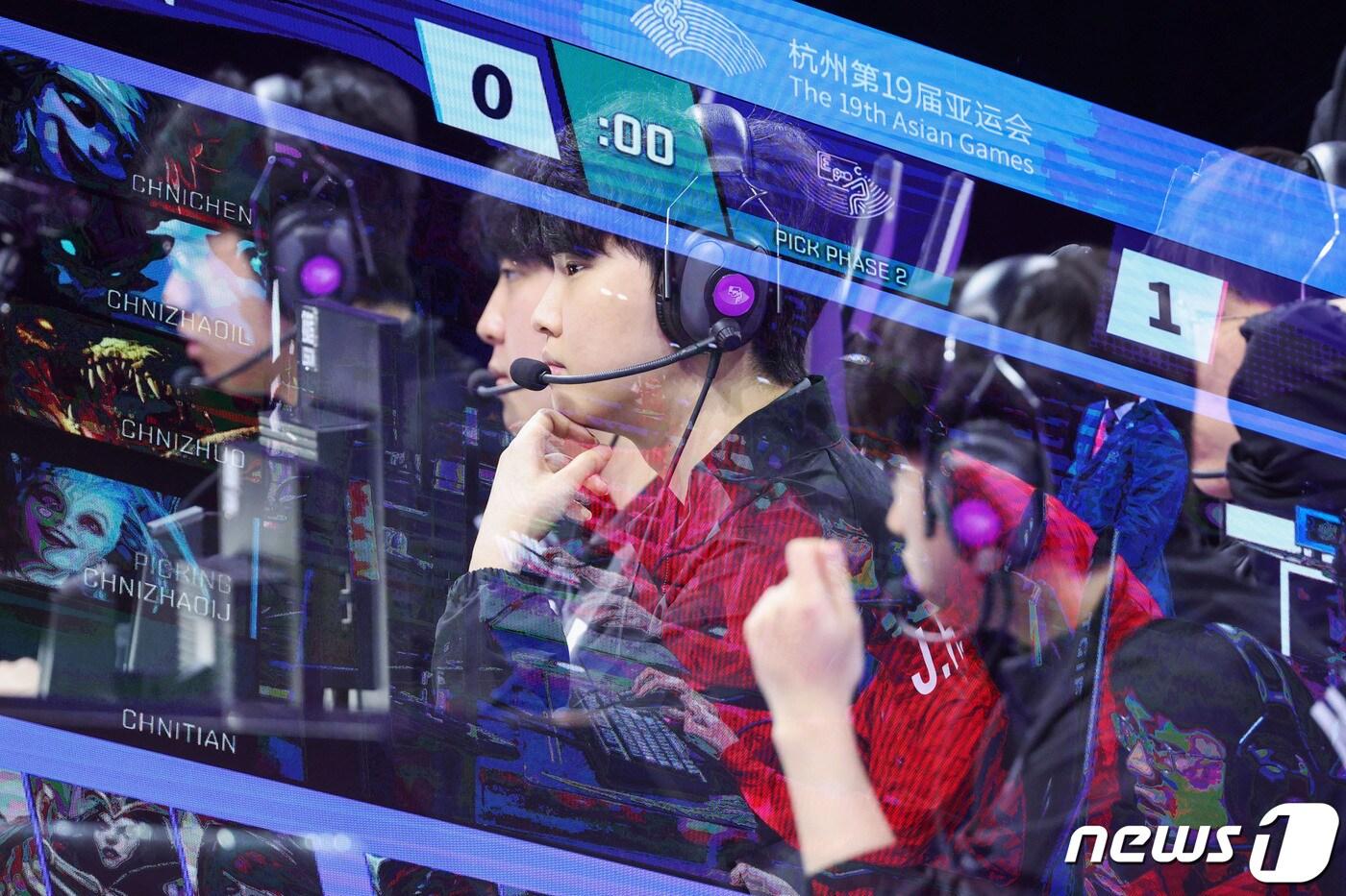 본문 이미지 - 28일 오전 중국 항저우 베이징위안 생태공원 내 e스포츠 주경기장에서 열린 2022 항저우 아시안게임 e스포츠 경기 리그 오브 레전드(LoL) 대한민국과 중국의 준결승전에서 대한민국 쵸비(정지훈)가 게임 캐릭터를 고르고 있다. 대한민국 대표팀은 이날 중국을 상대로 2대0 승리를 거두며 결승 진출에 성공했다.(다중노출 촬영) 2023.9.28/뉴스1 ⓒ News1 민경석 기자